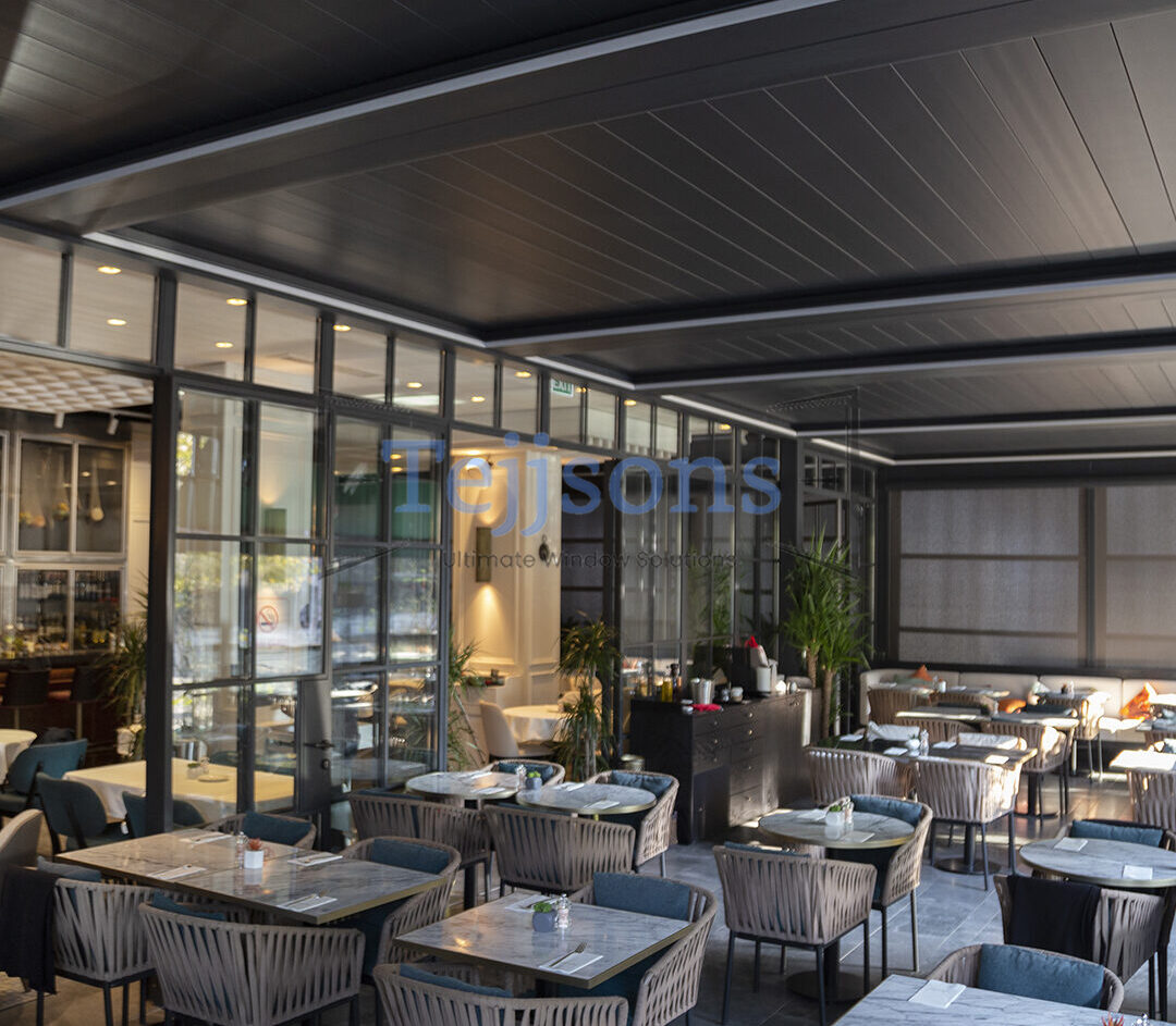 Bioclimatic pergola over a modern restaurant outdoor patio