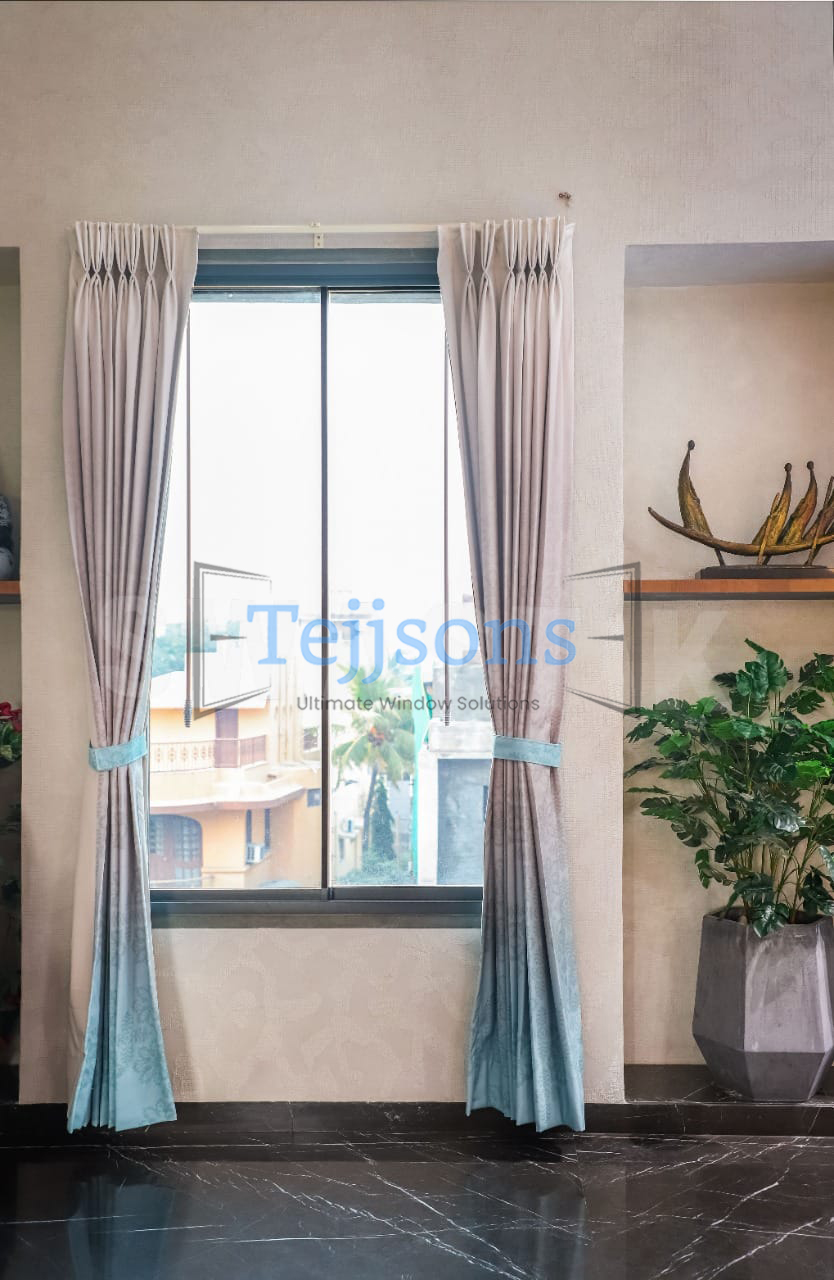 Motorised aluminium window with integrated blinds