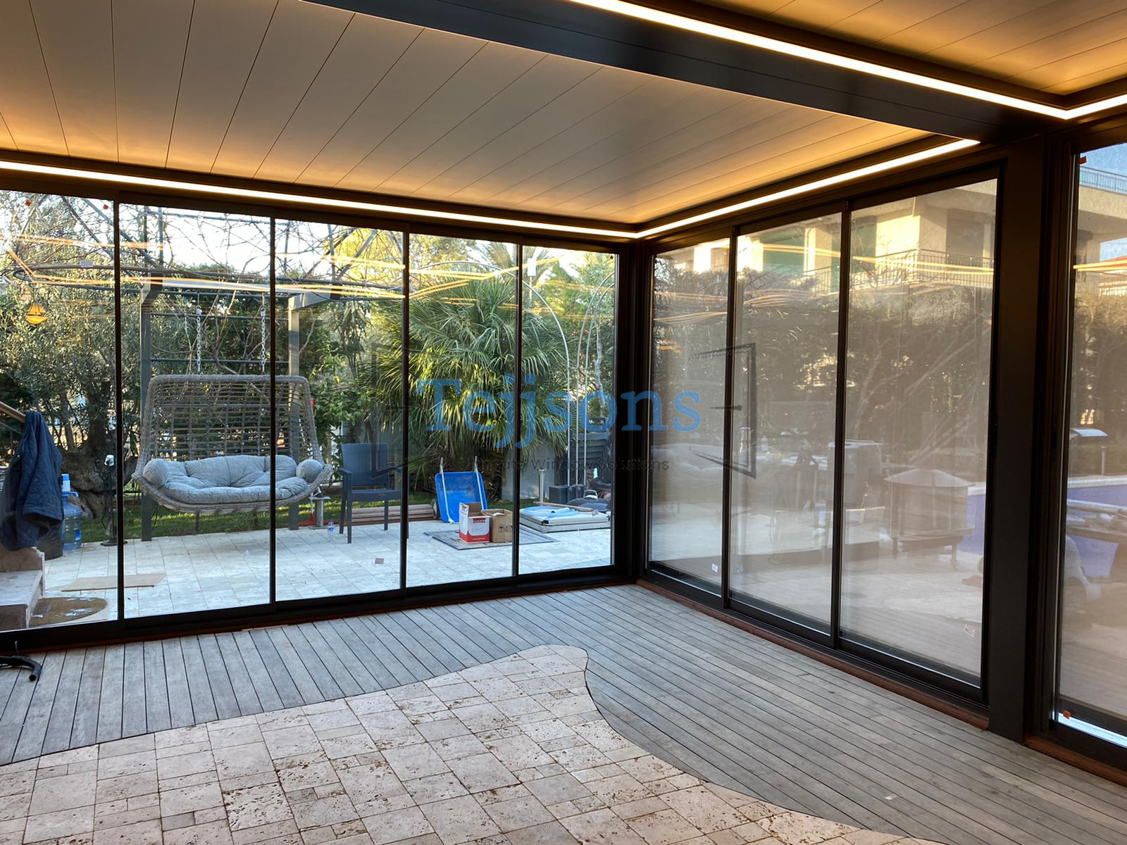 Bioclimatic pergola with enclosed glass walls